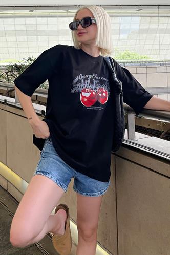 Siyah Oversize Kiraz Baskılı Bisiklet Yaka Kısa Kollu Tişört MG2131