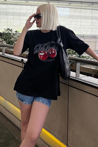 Siyah Oversize Kiraz Baskılı Bisiklet Yaka Kısa Kollu Tişört MG2131
