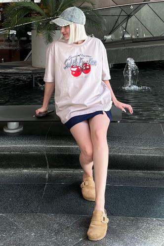 Bej Oversize Kiraz Baskılı Bisiklet Yaka Kısa Kollu Tişört MG2131