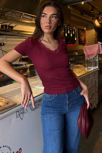 Bordo V Yaka Dantelli Slim Fit Kadın Tişört MG2683