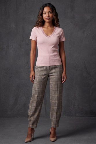 Pudra V Yaka Dantelli Slim Fit Kadın Tişört MG2683