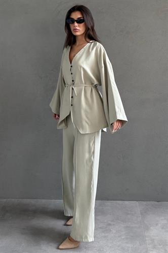 Ada Çayı V Yaka Düğmeli Kuşaklı İkili Modal Kadın Takım MG2619