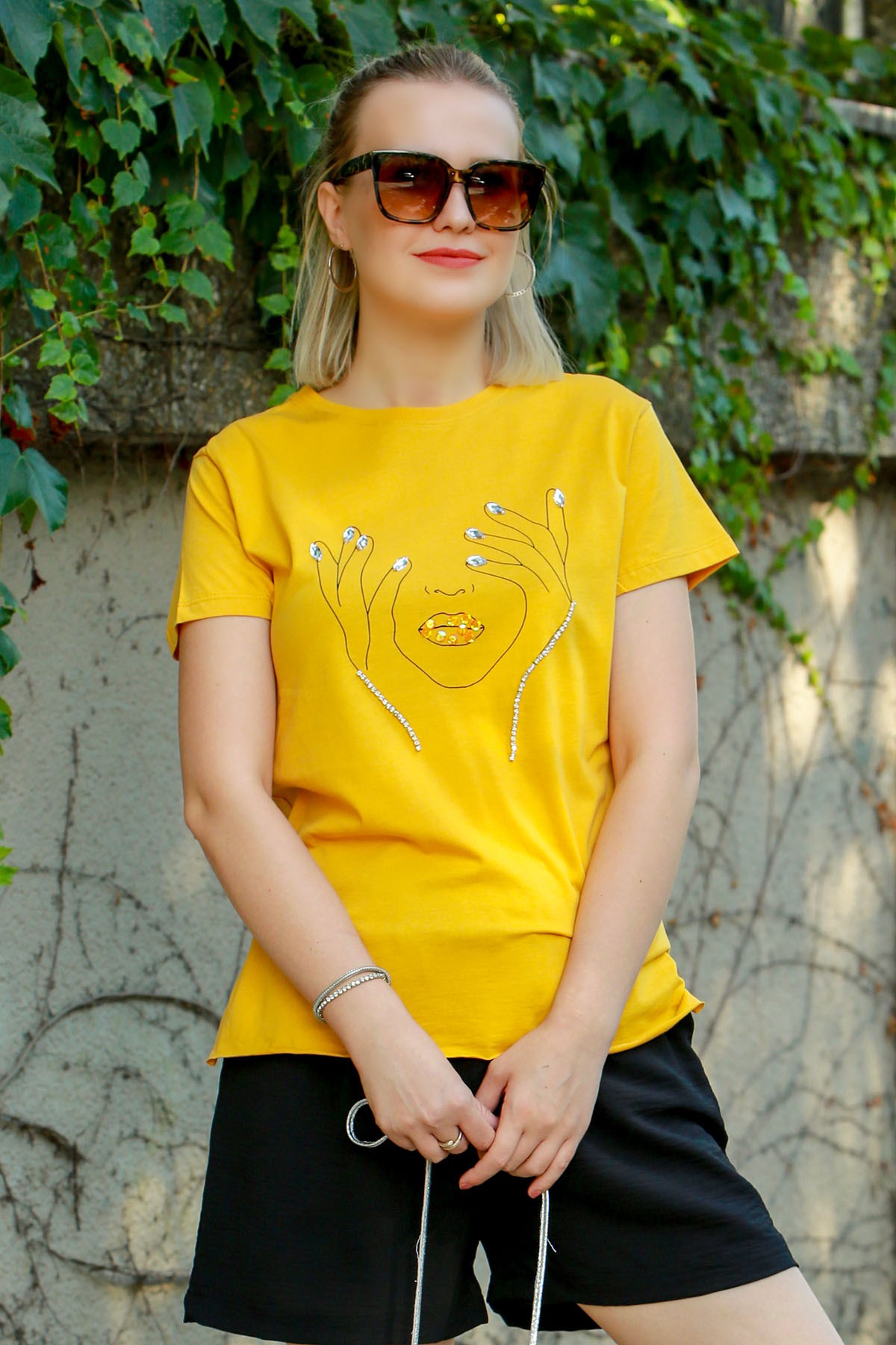 Mad Girls Sarı Baskılı Pullu Kadın Tişört MG616-1