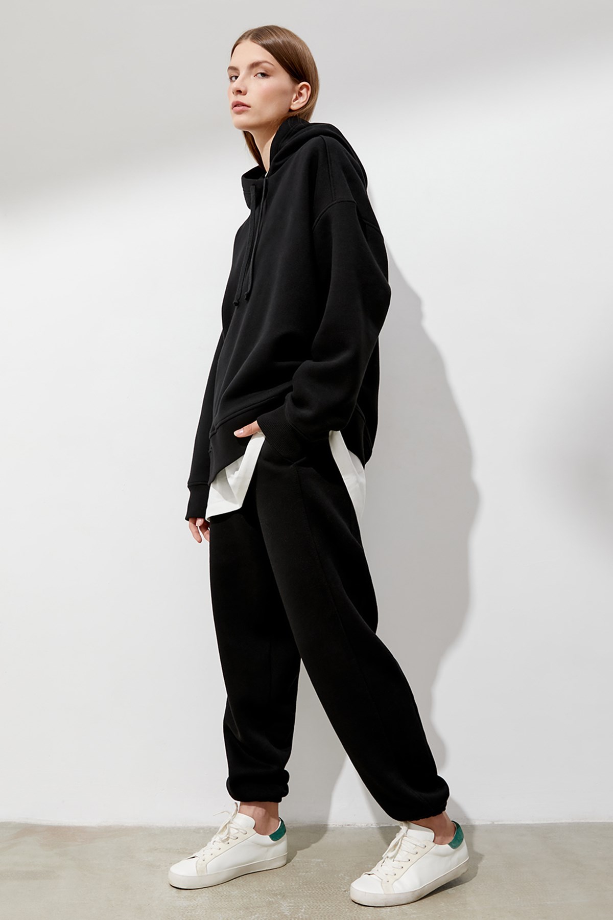 Black Sweatpants Outfit Shirts To Wear With Joggers Girls CYMMPU