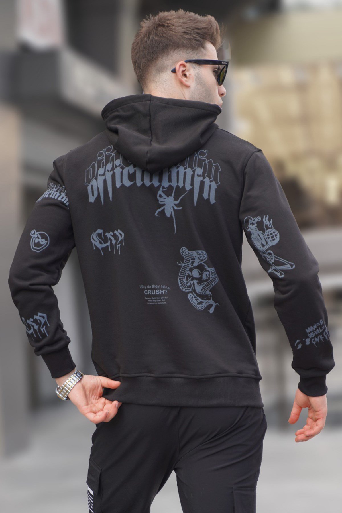 siyah-baskili-kapusonlu-