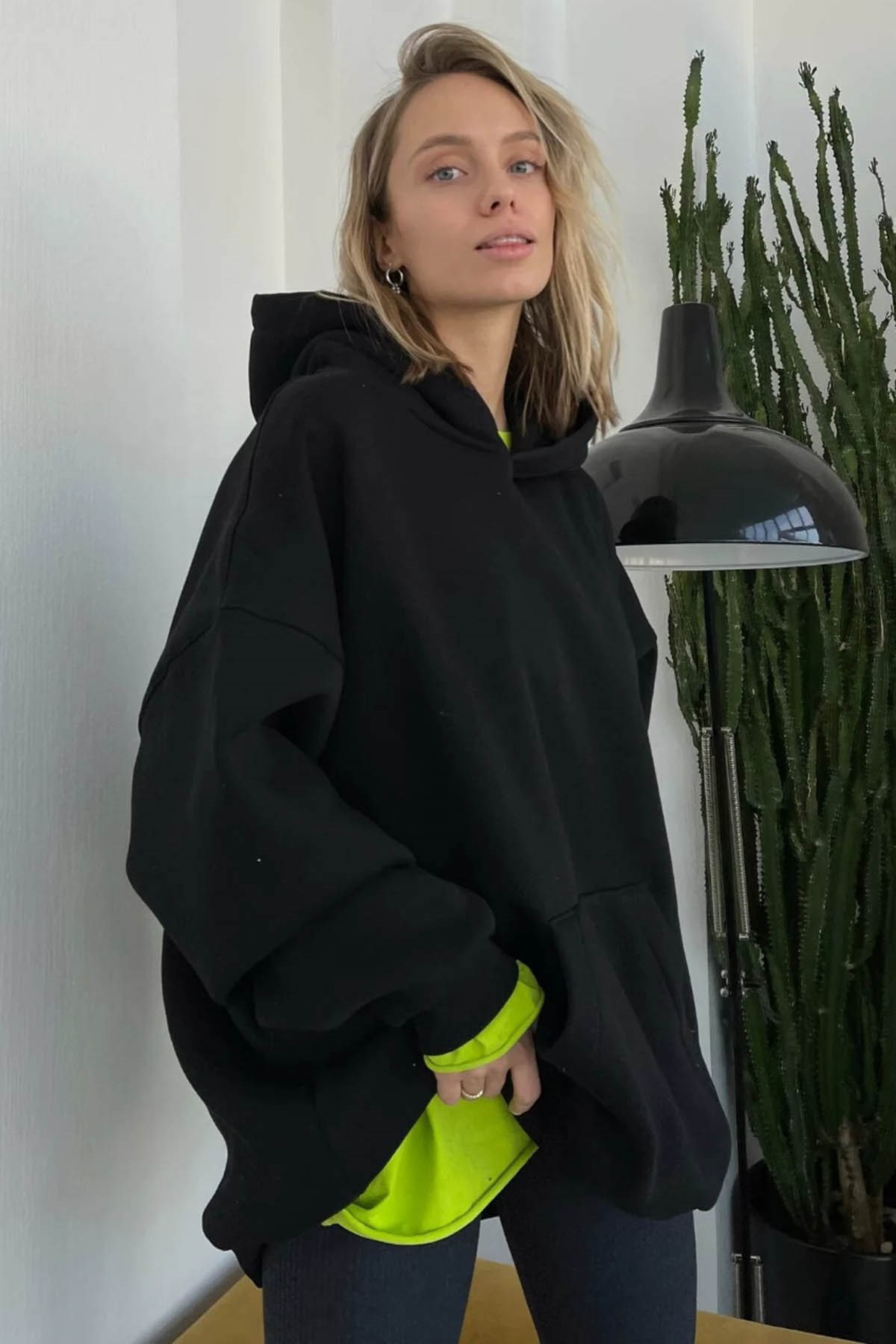 Siyah Kapüşonlu Şardonlu Oversize Sweatshirt - Madmext