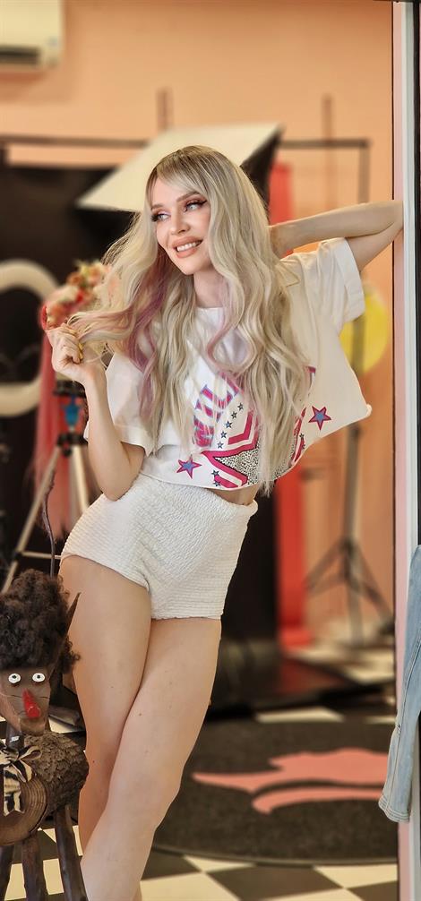 LOLLY PONY Dalgalı Perçemli Dip Boyalı Platin Pembe Şeritli 60cm Kore Fiber Peruk