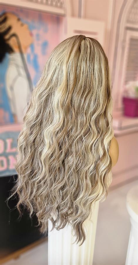 LOLLY PONY Dalgalı Platin Röfleli 70cm Kore Fiber Sentetik Ön Tül Peruk