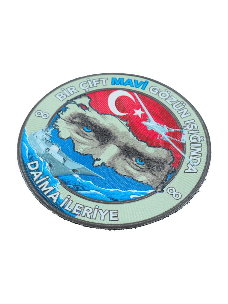 Bir Çift Mavi Gözün Işığında Daima İleriye Peç