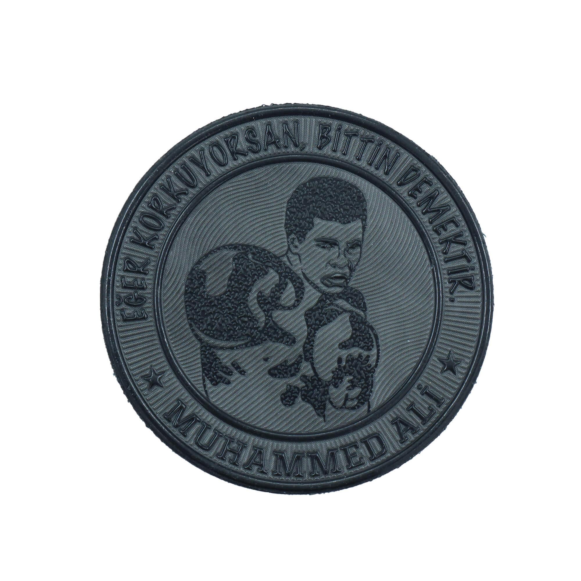 Muhammed Ali Temalı Patch (Peç) – 7 cm | Boks ve Motivasyon Arması | Cesaret Sözlü Koleksiyonluk Yama