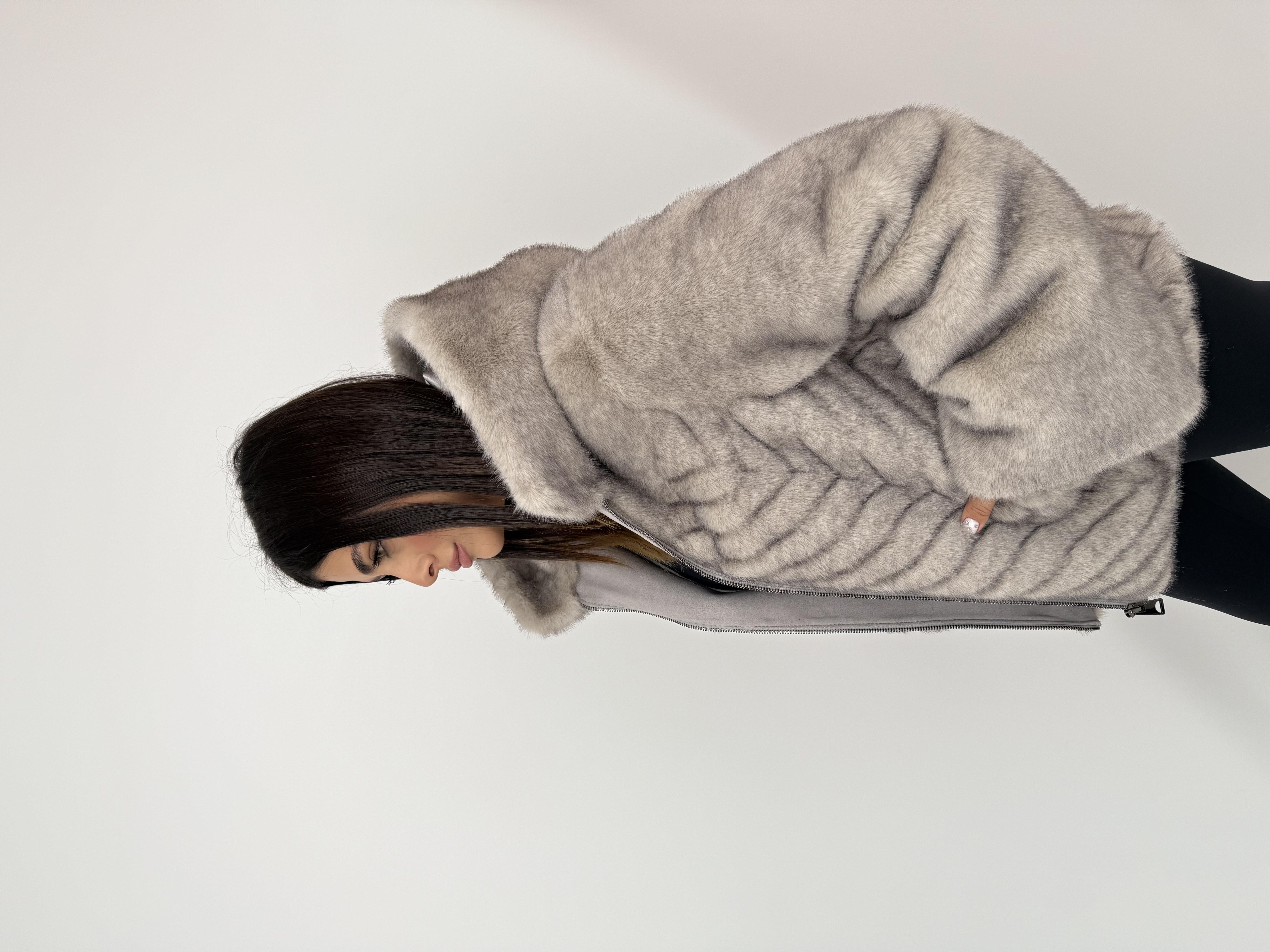 OLESYA Diagonal Dilimli Kapüşonlu Suni Kürk Ceket - Gri