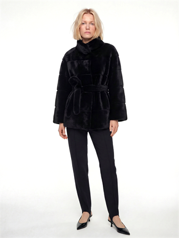 ELORA Siyah Kuşaklı Yatay Dilimli Suni Kürk Ceket