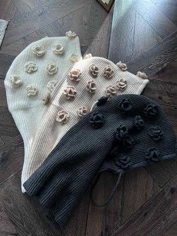 Çiçek İşlemeli Balaclava Bere - Krem