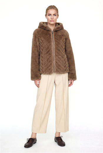 OLESYA Diagonal Dilimli Kapüşonlu Suni Kürk Ceket - Vizon