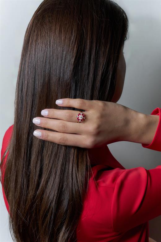 14 Ayar 0.64 Karat Yakut Taşlı Çiçek Pırlanta Yüzük