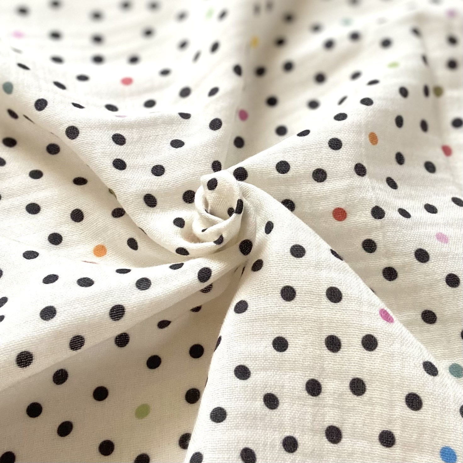 Dynamic Dots Müslin Kumaş