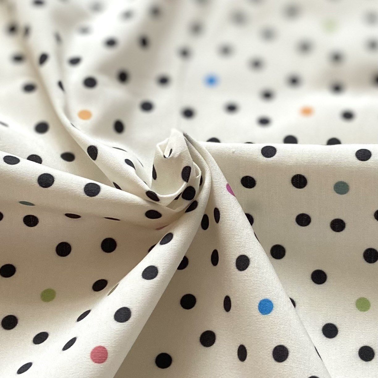 Dynamic Dots Poplin Kumaş