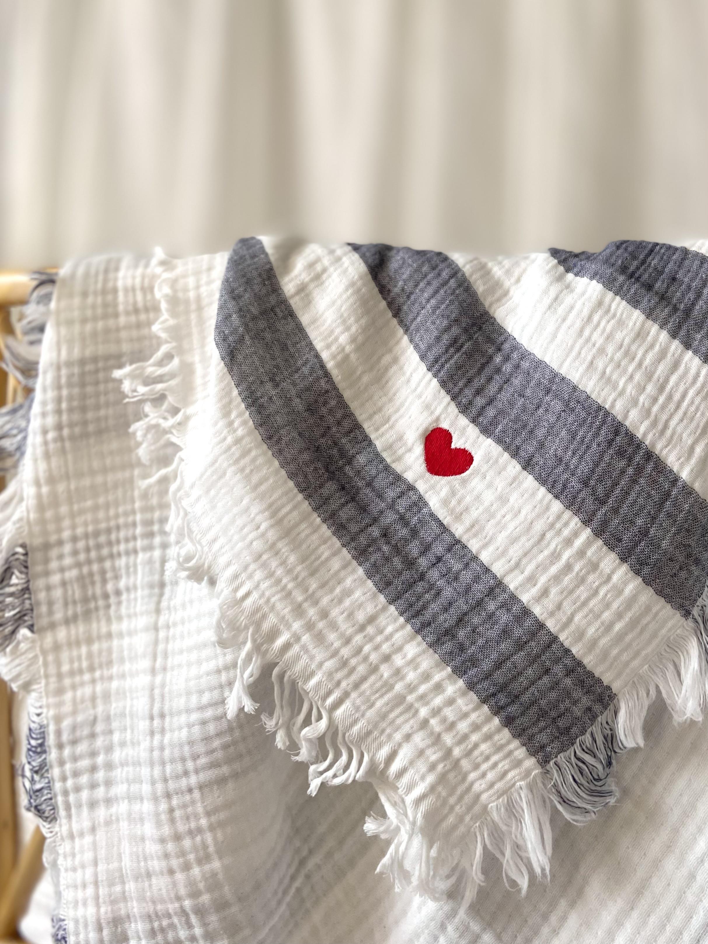 Mini Kalp Nakışlı 4 Kat Çift Taraflı Çizgili Müslin Örtü 90 x 1.15 - Antrasit