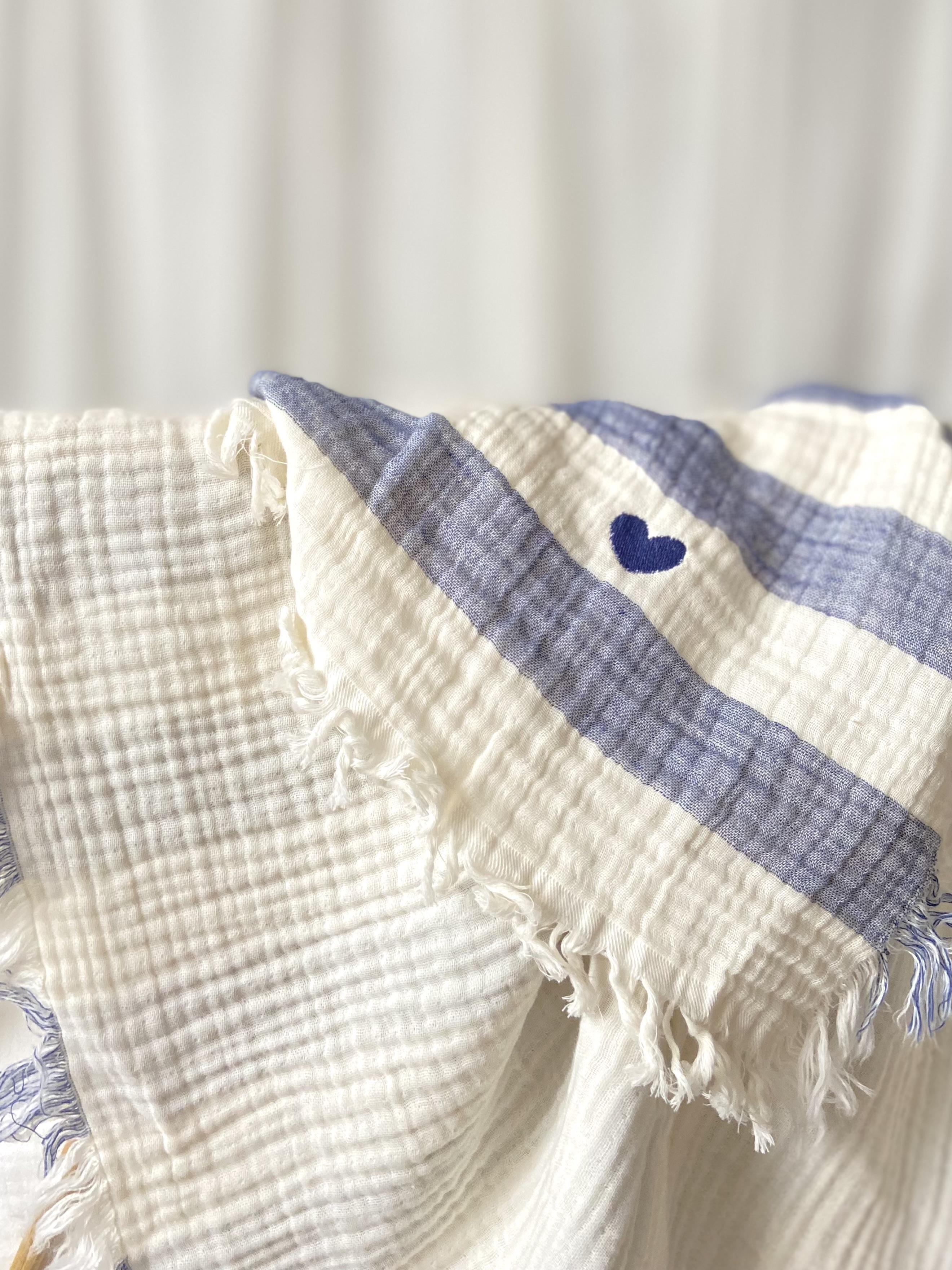 Mini Kalp Nakışlı 4 Kat Çift Taraflı Çizgili Müslin Örtü 90 x 1.15 - Lacivert