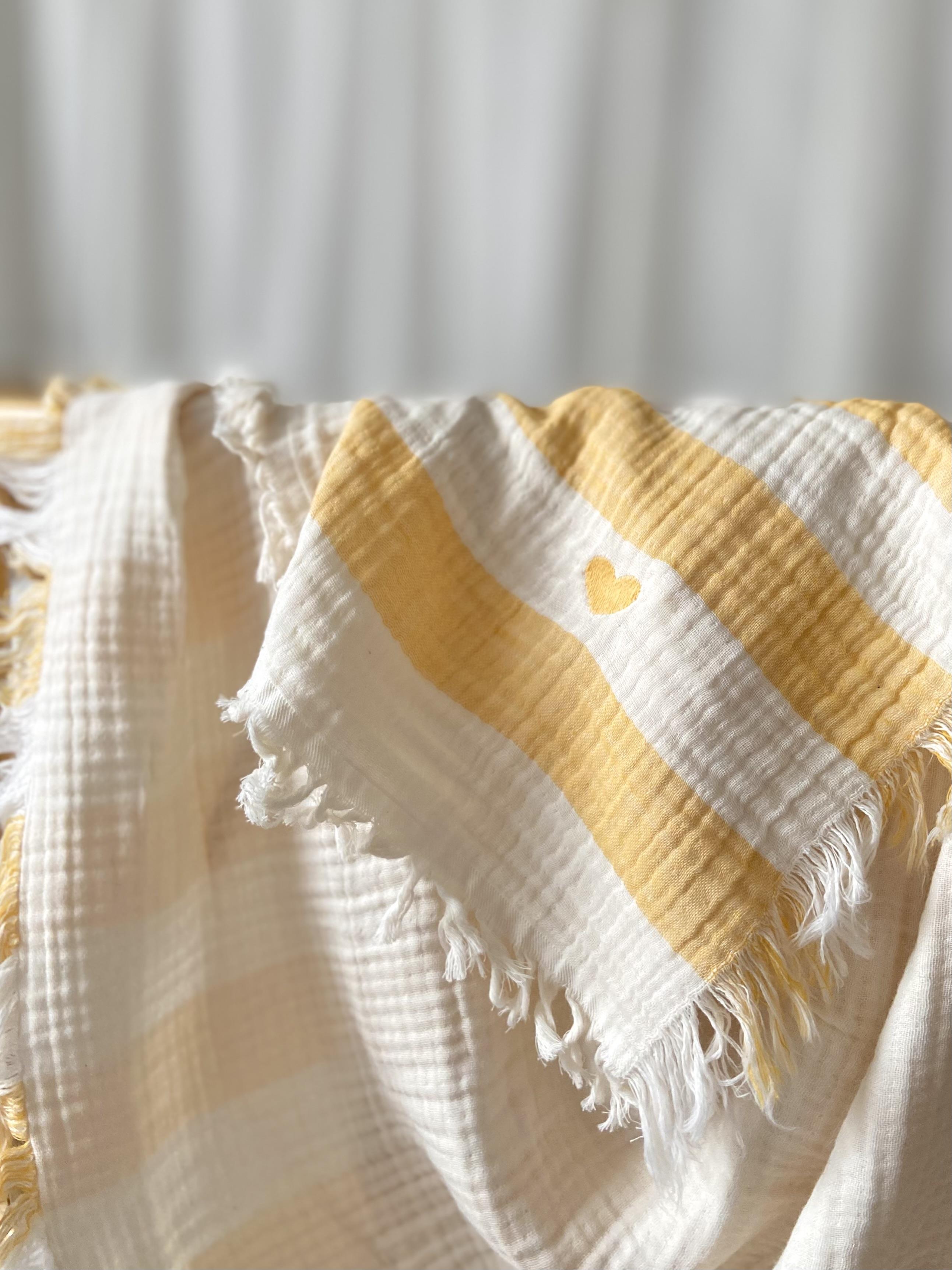Mini Kalp Nakışlı 4 Kat Çift Taraflı Çizgili Müslin Örtü 90 x 1.15 - Sarı