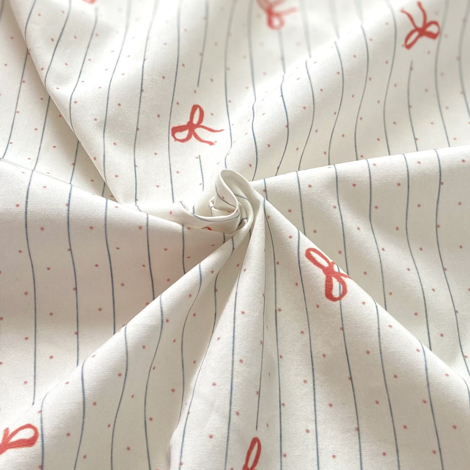 Red Bows and Polka Dots Poplin Kumaş