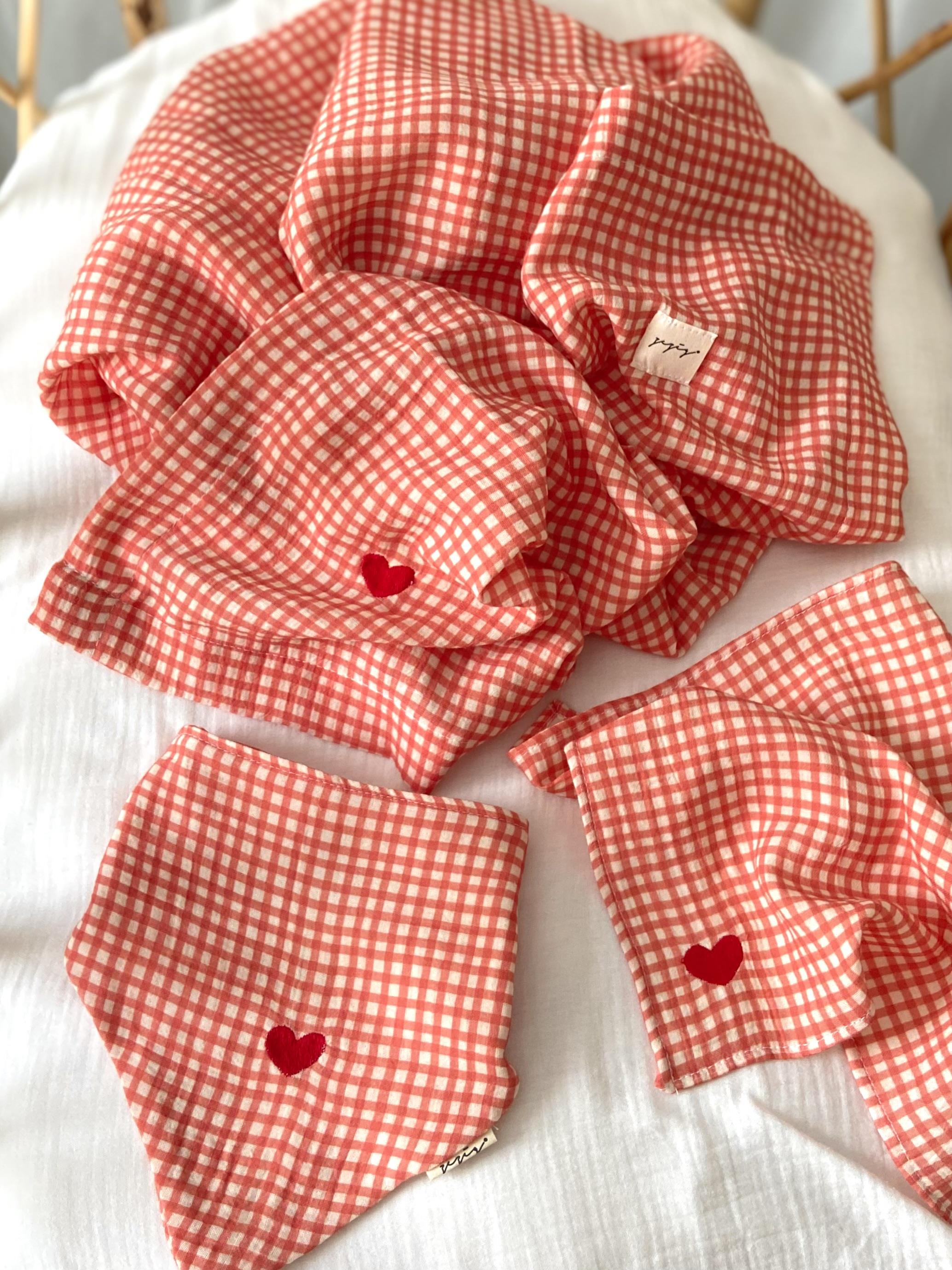 Zezig Summer Blooms Collection - Kırmızı Kalp Nakışlı Müslin Örtü-Mendil-Önlük Seti