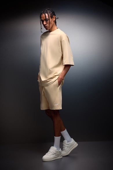 Erkek Bej Basic Nakışlı Diz Üstü Şort
