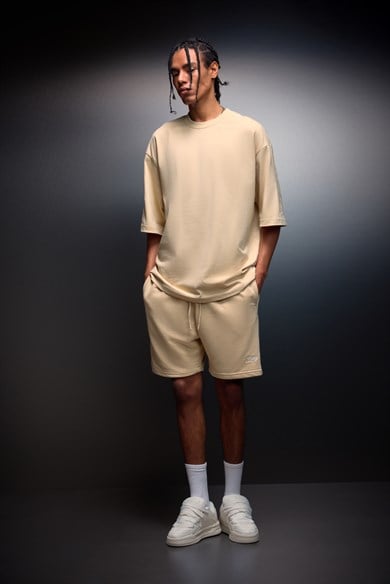 Erkek Bej Basic Nakışlı Diz Üstü Şort