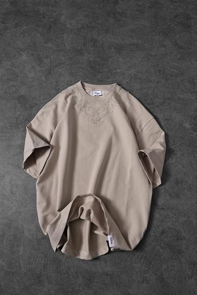 Erkek Bej Goodly Yaka Nakışlı Tona Ton Oversize Tshirt