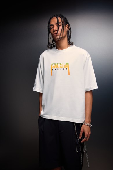 Erkek Beyaz Favela Baskılı Zımbalı Box Fit Tshirt