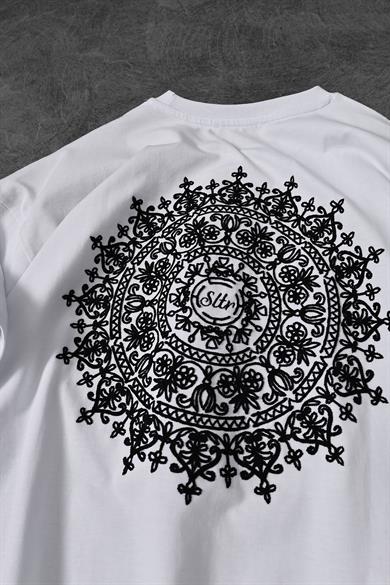 Erkek Beyaz Omuz ve Sırt Nakışlı Oversize Tshirt