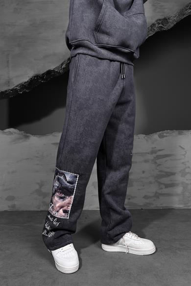 Erkek Füme İllusion Nakışlı Patchli Yıkamalı Baggy Eşofman