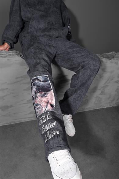 Erkek Füme İllusion Nakışlı Patchli Yıkamalı Baggy Eşofman
