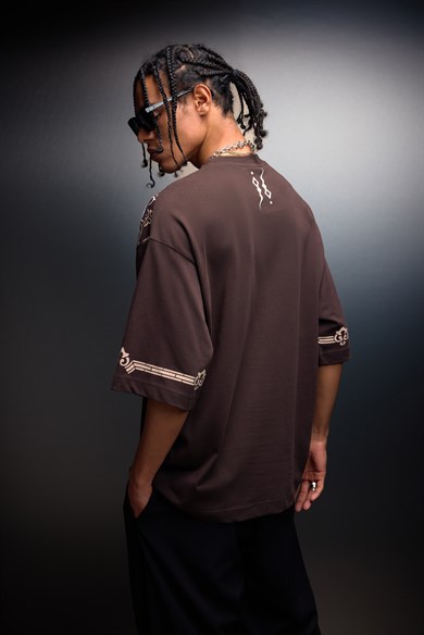 Erkek Kahverengi Regulan Kabartma Baskılı Oversize Tshirt