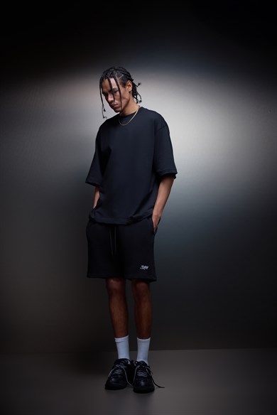 Erkek Siyah Basic Nakışlı Diz Üstü Şort