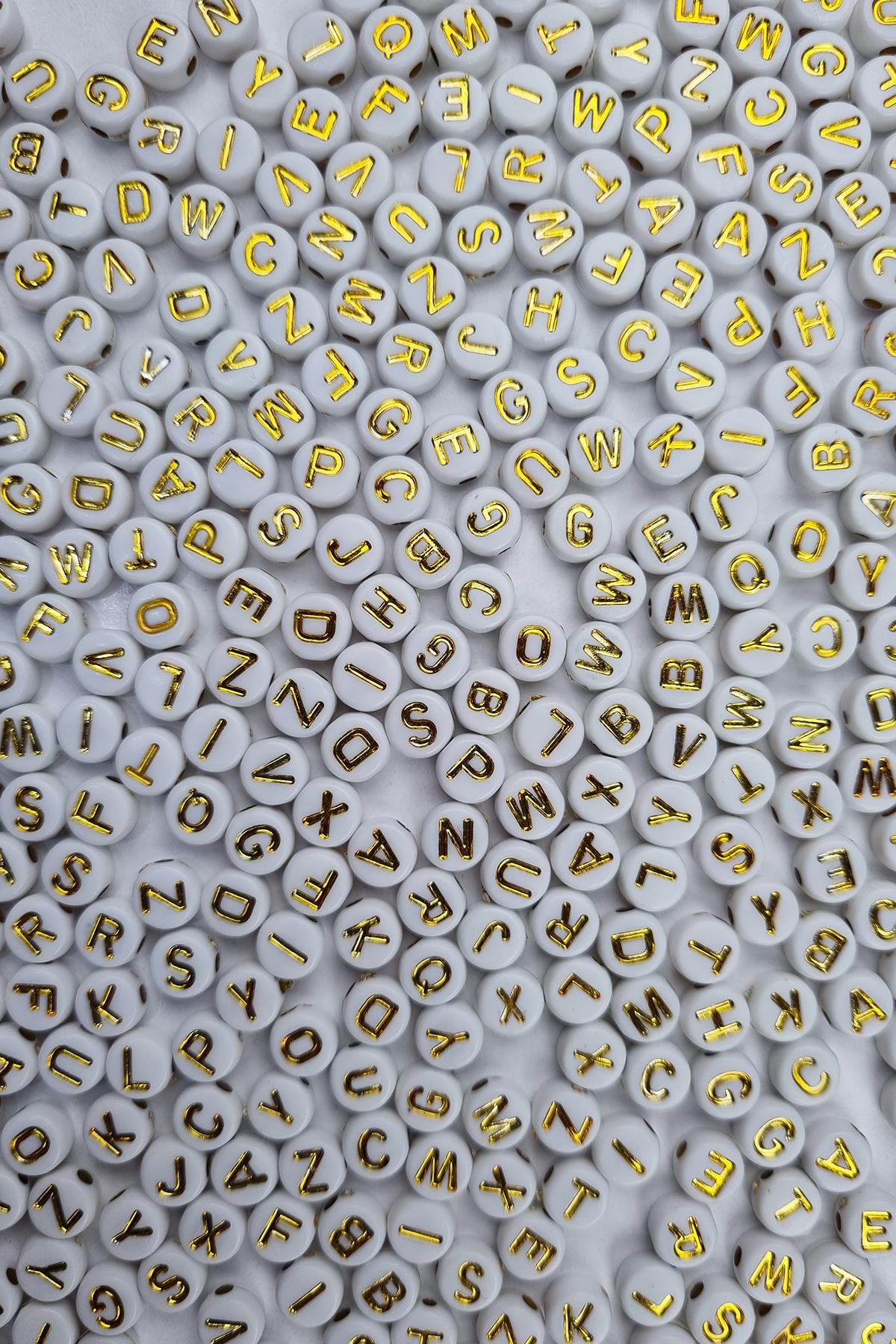 Yassı Beyaz Üzeri Altın Harf Boncuk 4x7 mm 50 Gr