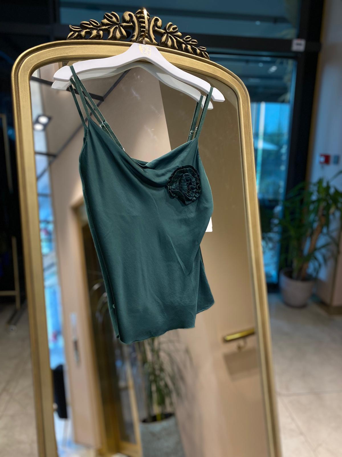 GÜL DETAYLI ASKILI BLUZ