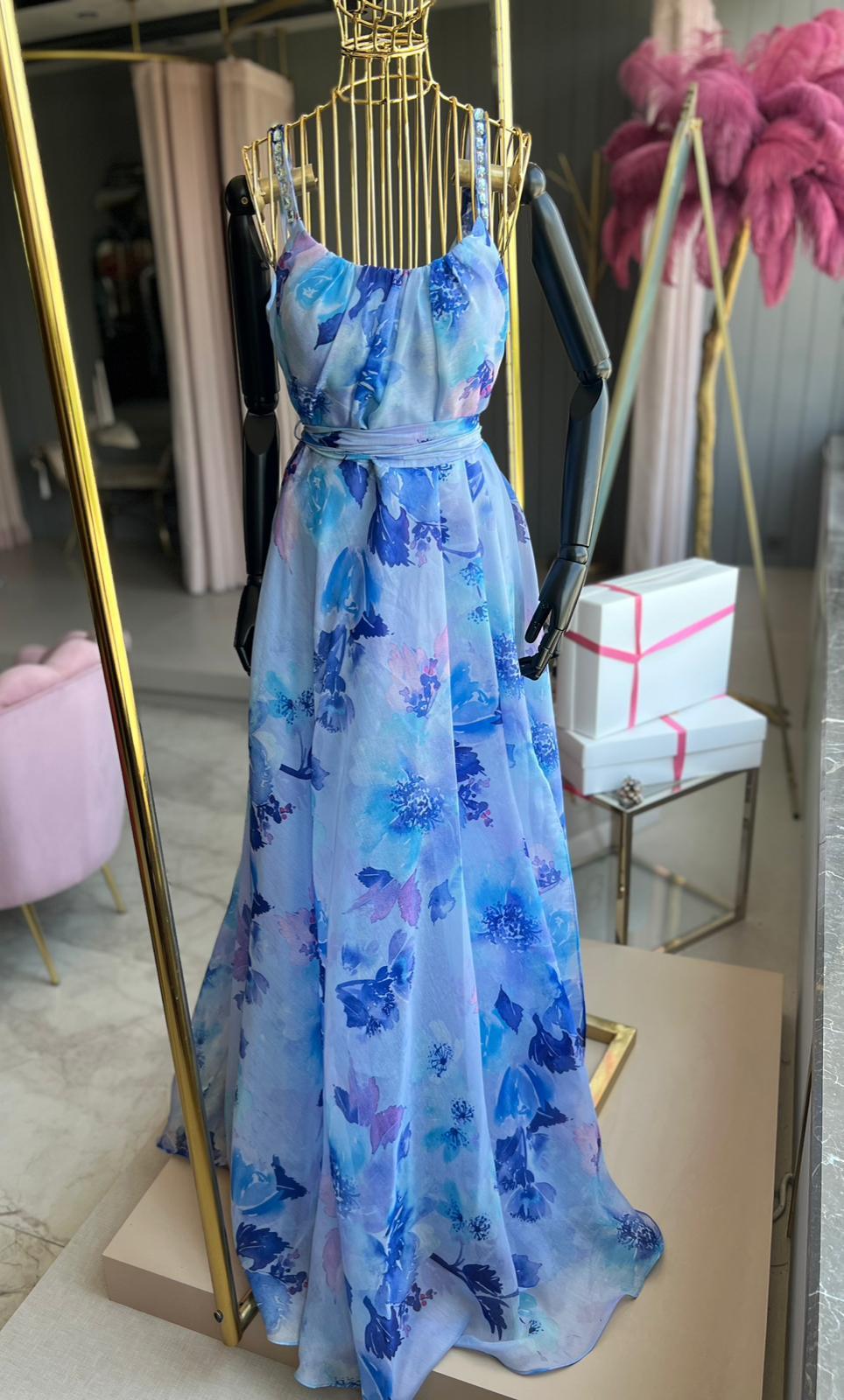 KOLLARI TAŞ İŞLEMELİ ŞİFON ELBİSE