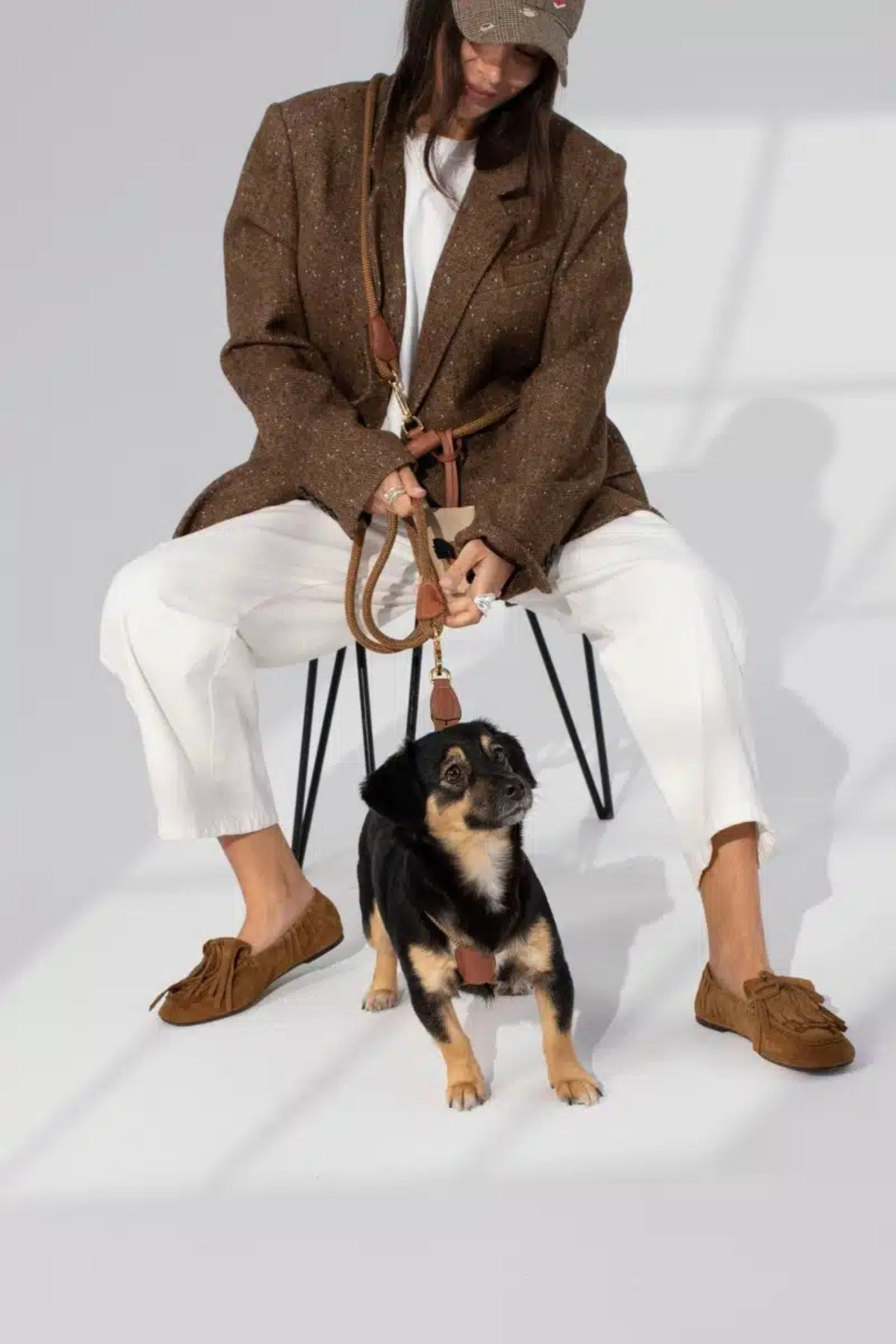 Loop Crossbody Leash  In Caramel Brown