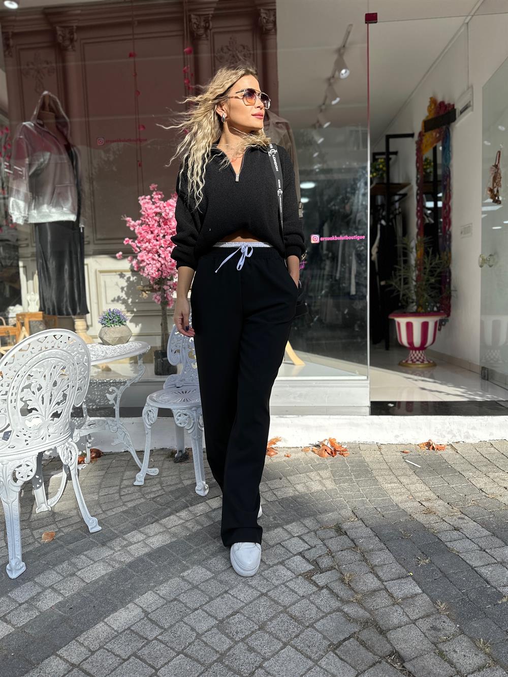 Bel Lastik Detaylı Siyah Pantolon 