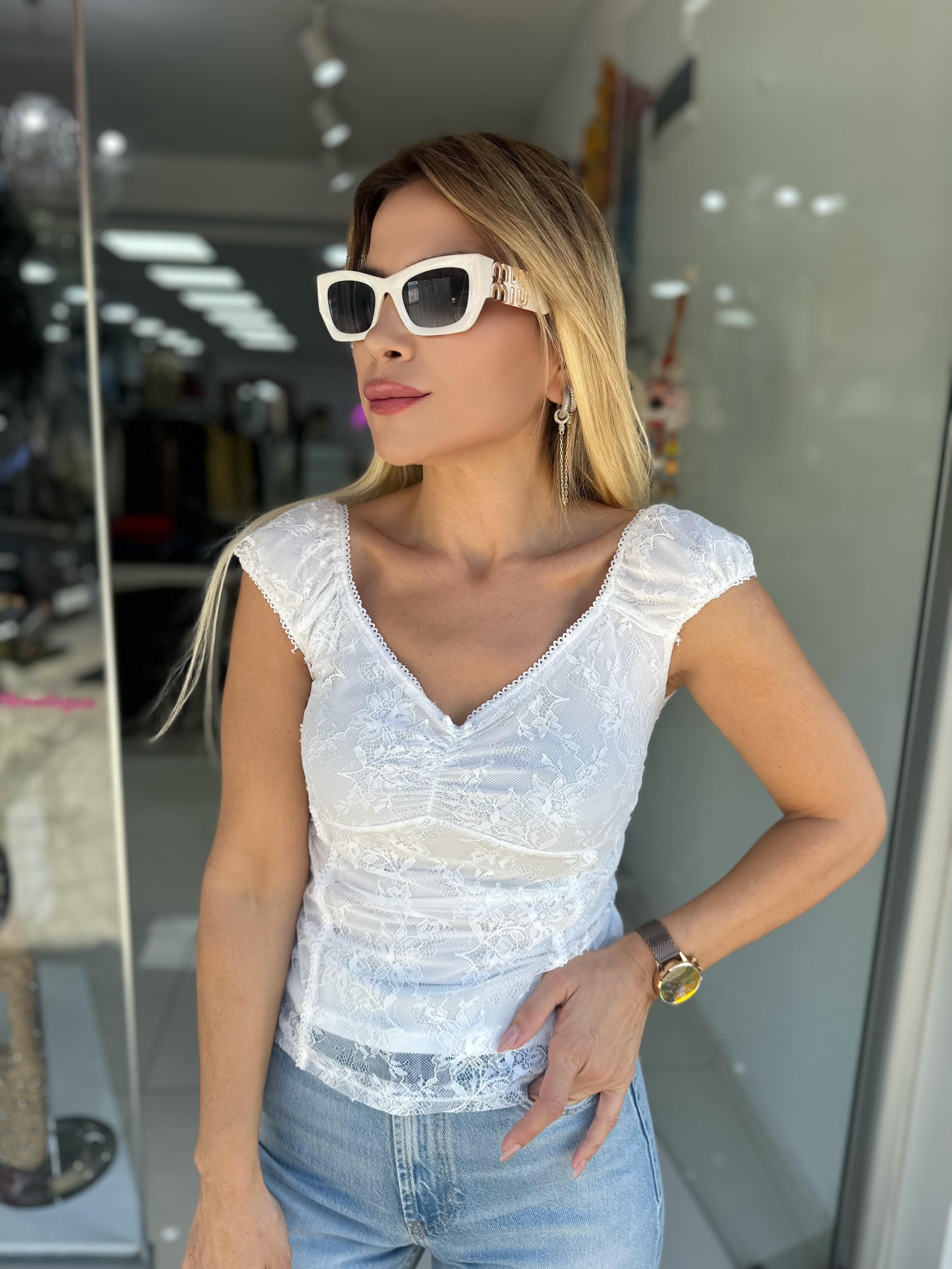 Beyaz Fiyonk Detaylı Bluz 