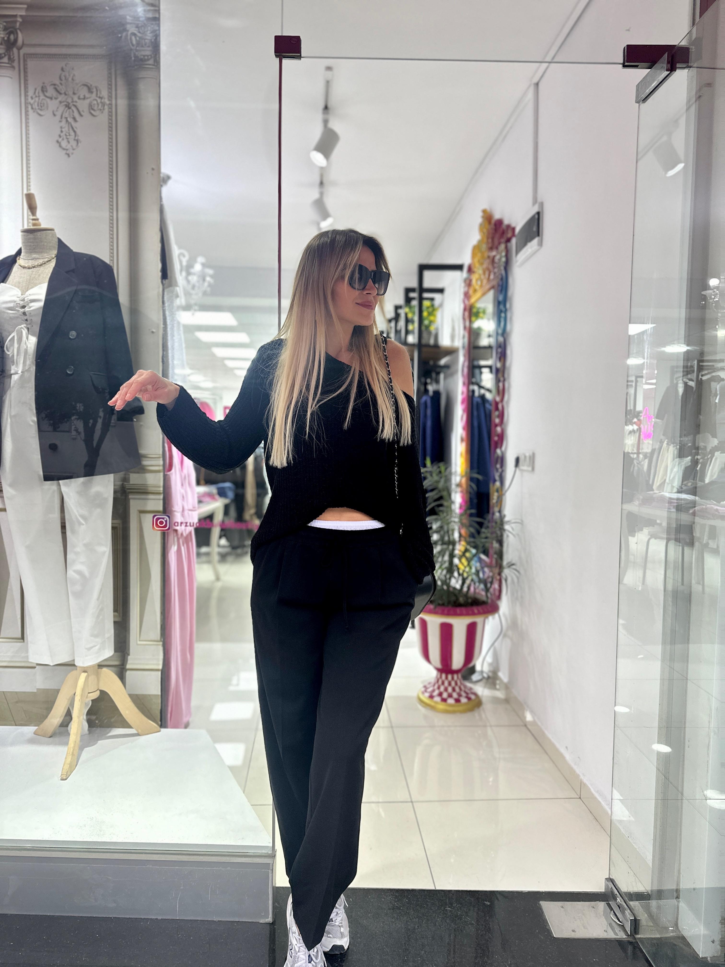 Beyaz Lastik Detaylı Siyah Pantolon 