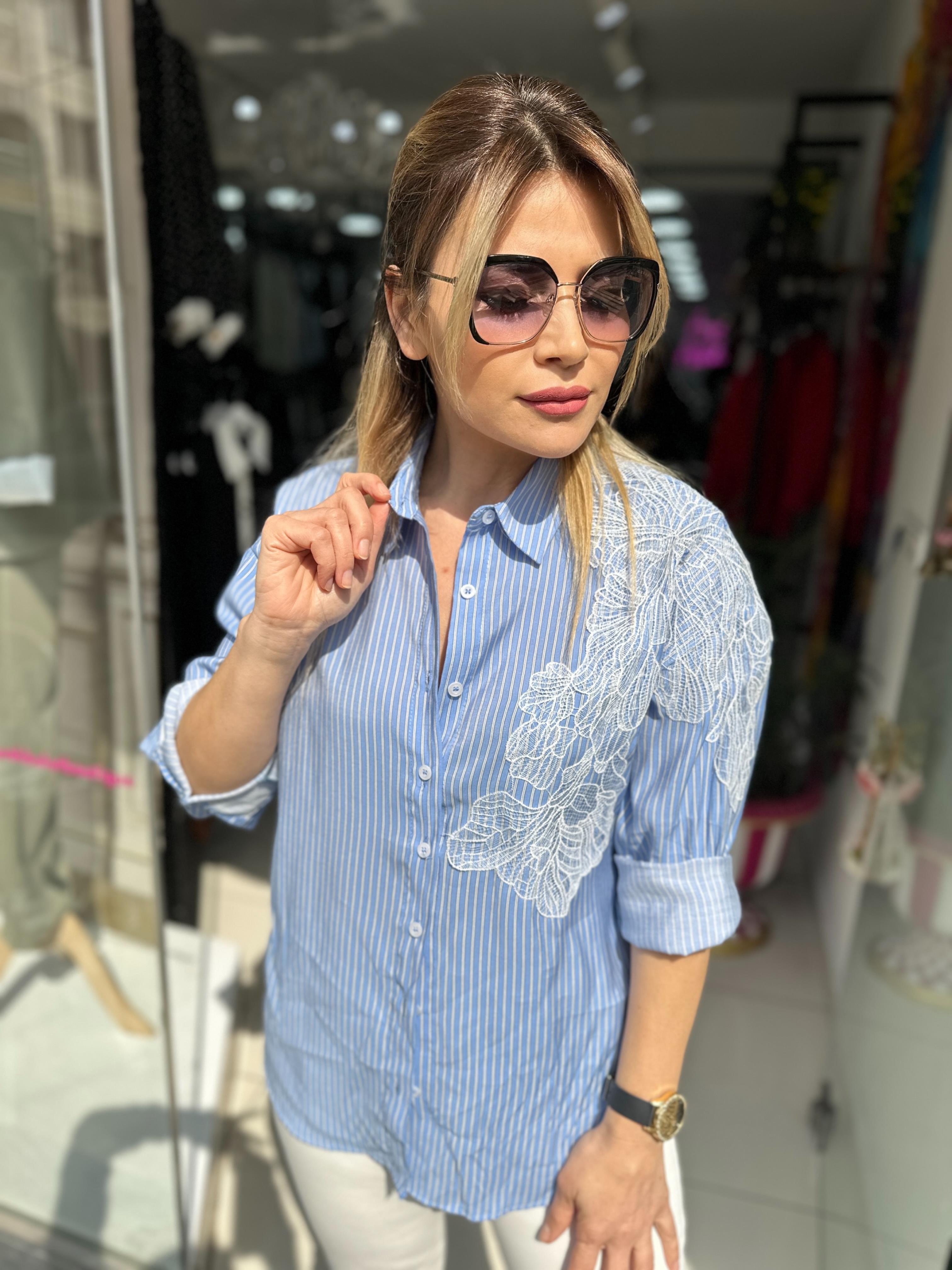 Çiçek İşlemeli Çizgili Gömlek 