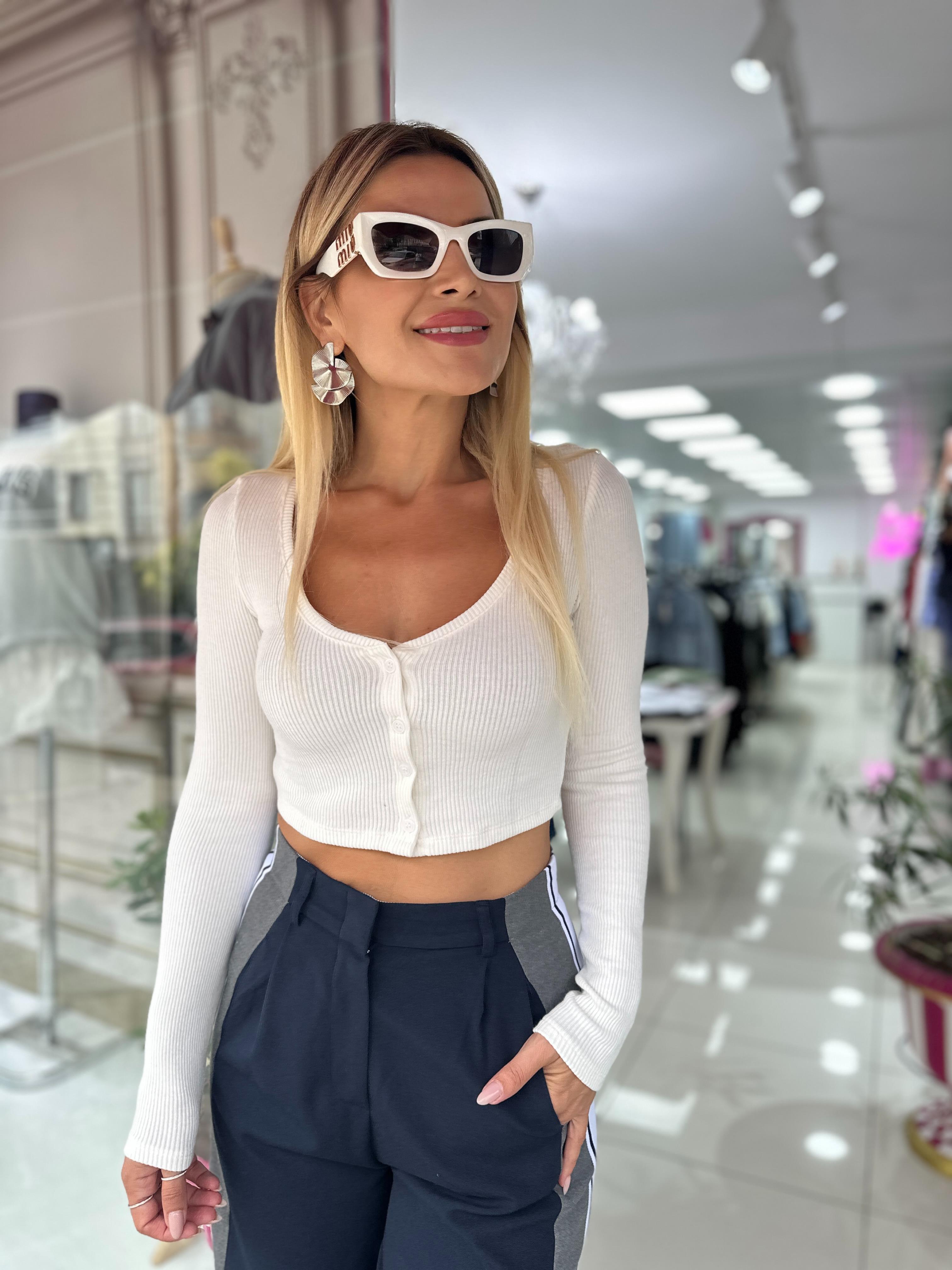 Ekru Düğme Detaylı Crop Bluz