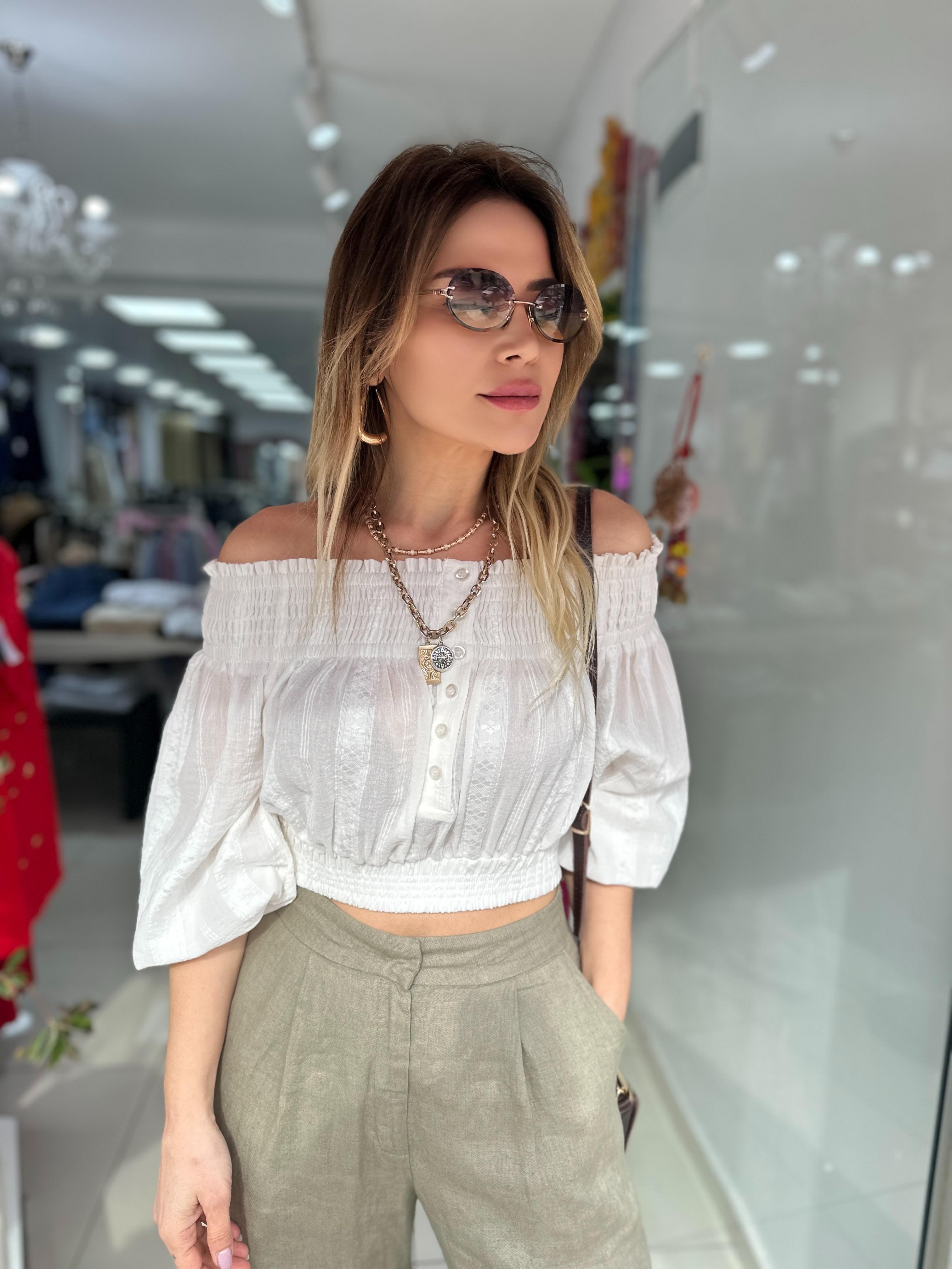 Ekru Omuzları Açık Düğmeli Bluz