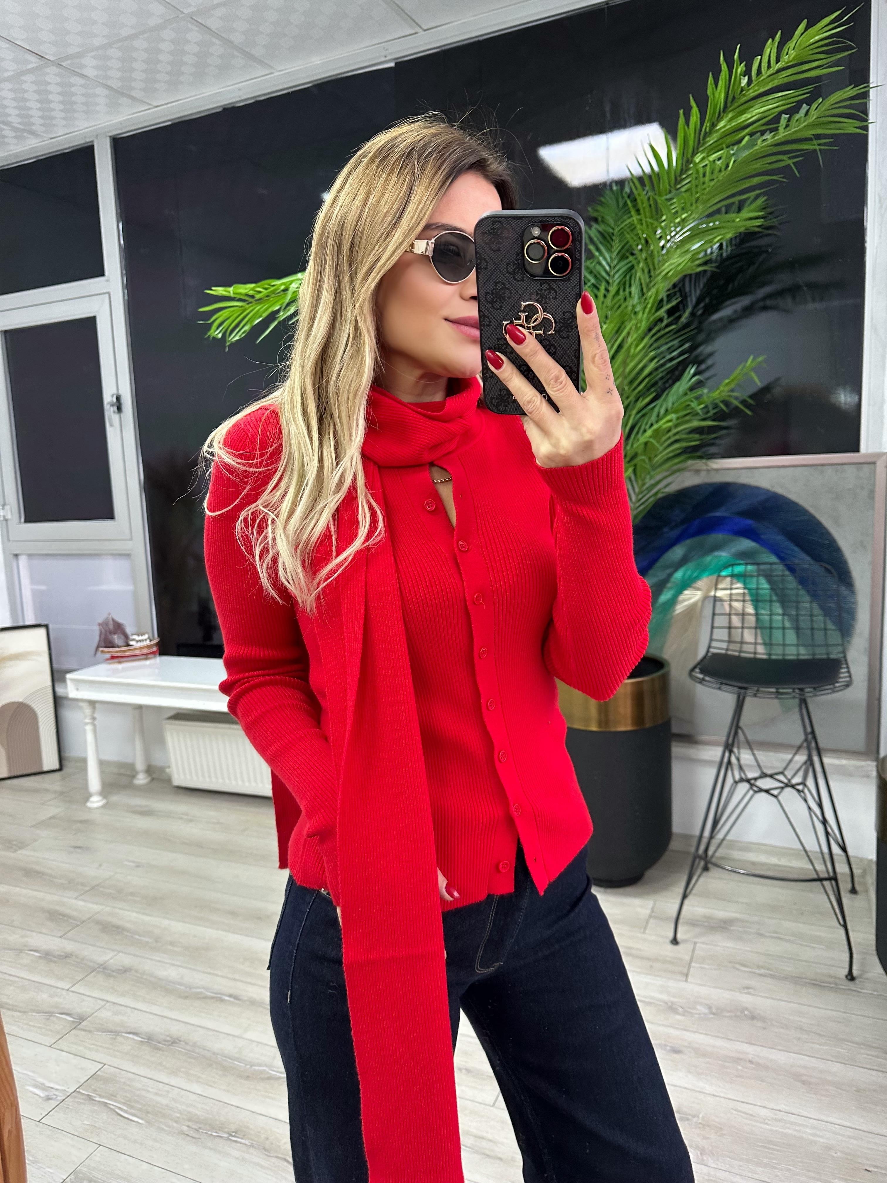 Kendinden Fularlı Düğmeli Triko 