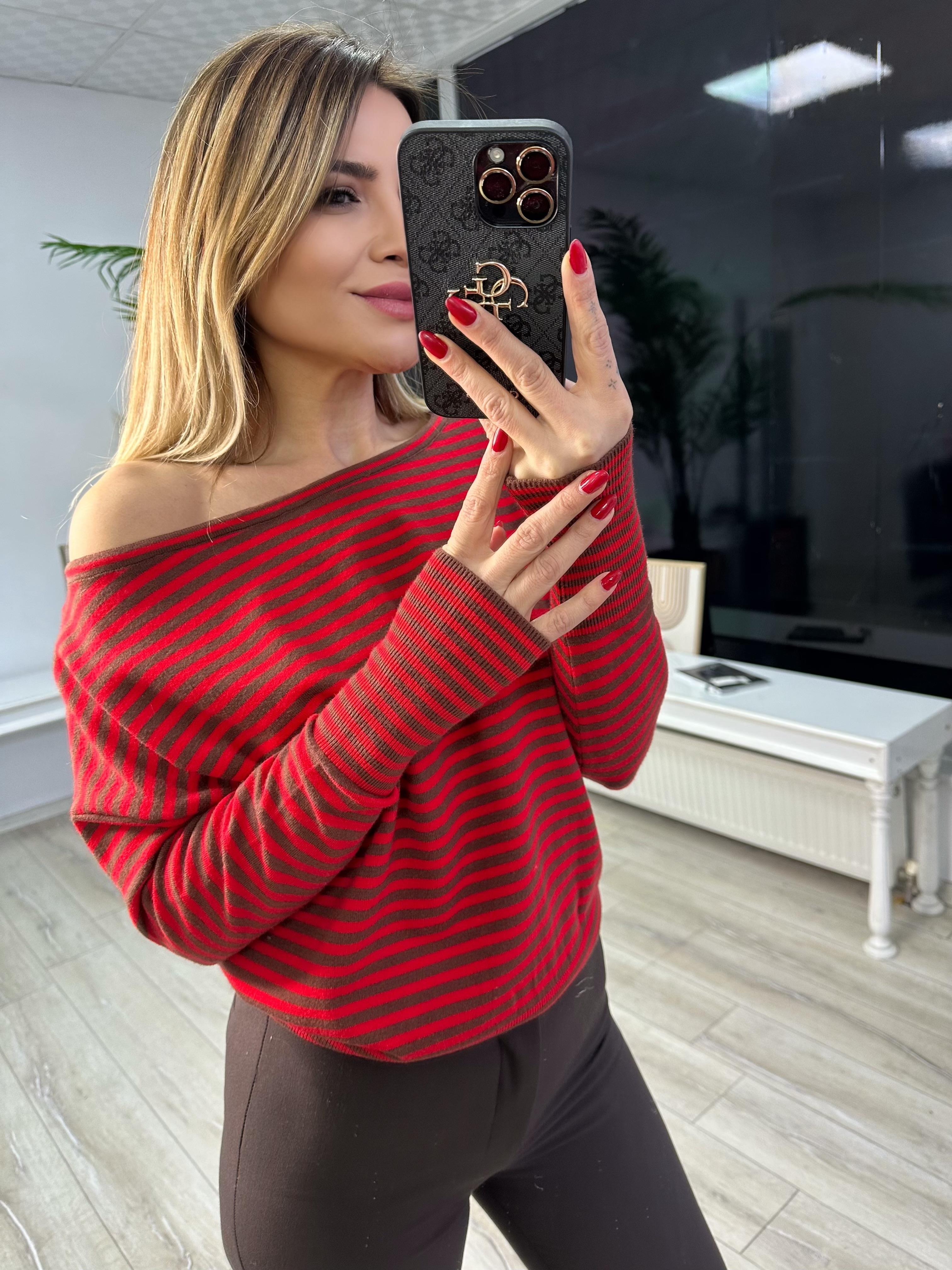 Kırmızı Kahve Kayık Yaka Çizgili Triko 