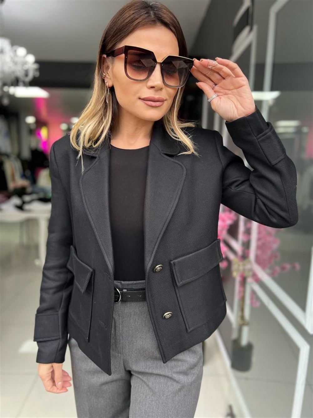 KR Siyah Çift Düğme Kısa Blazer