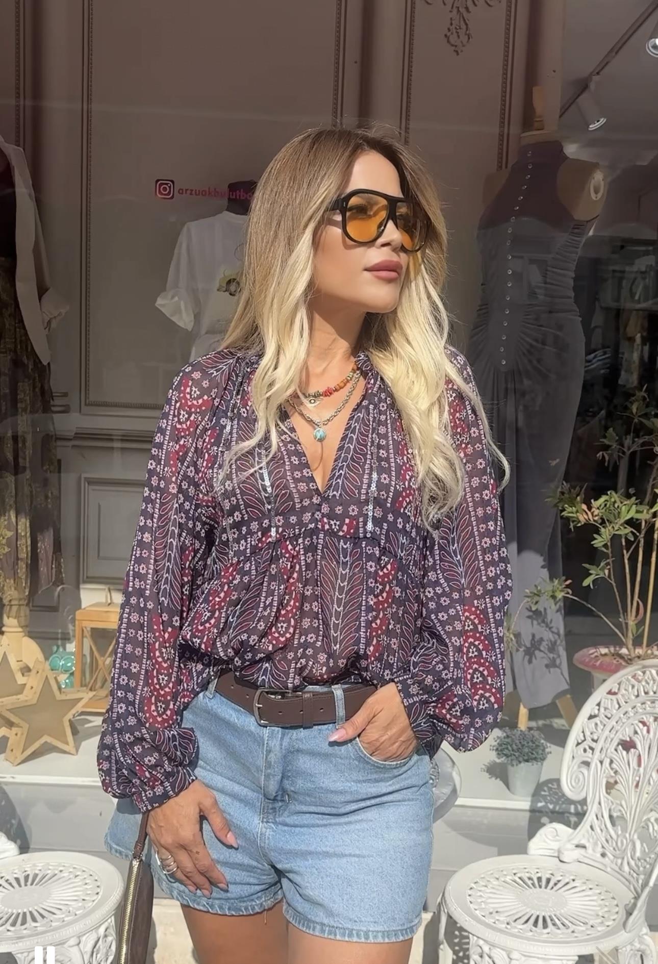 Lacivert Pul Aksesuarlı Bluz 