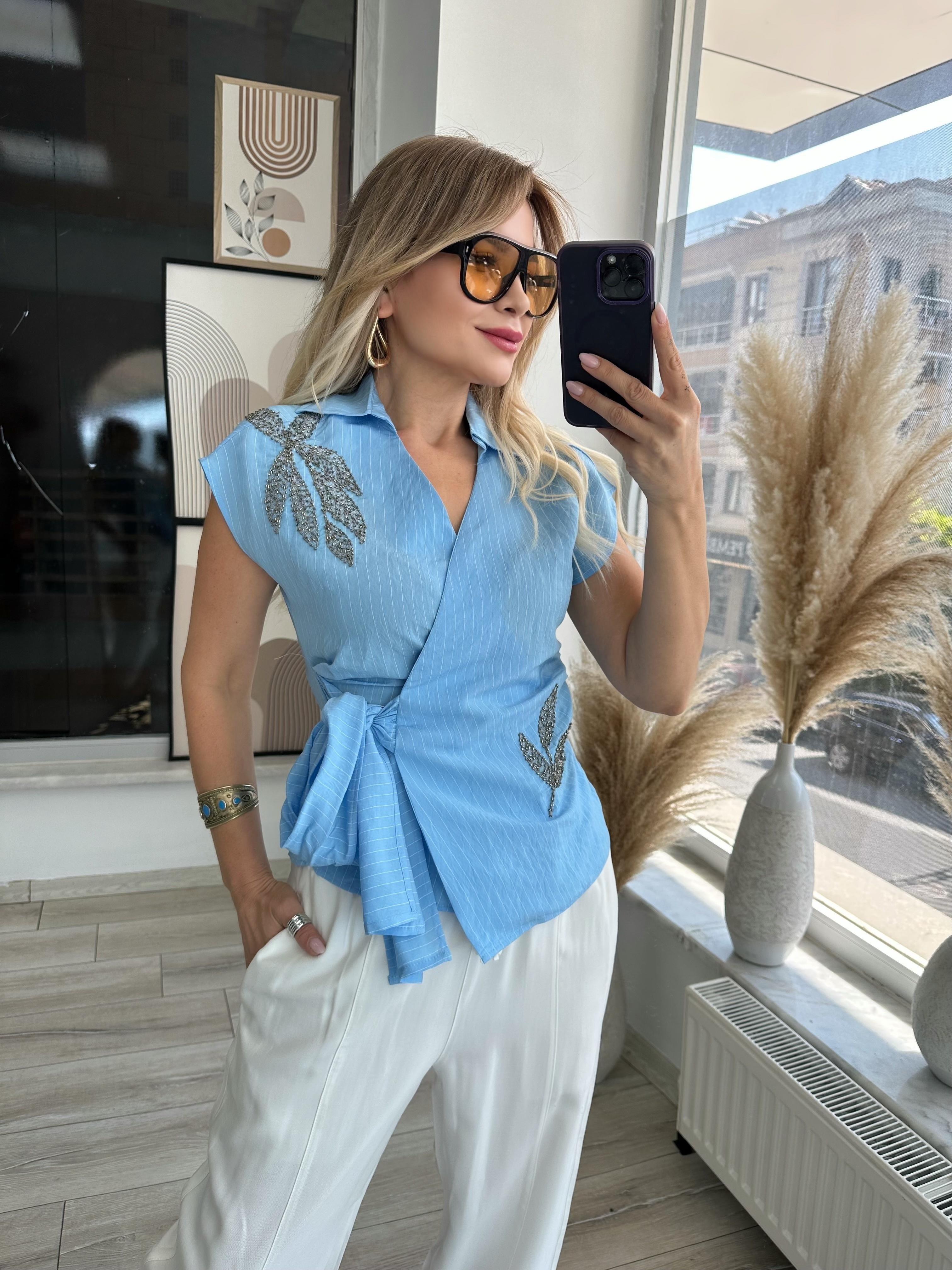 Mavi Çizgili Bağlamalı Nakışlı Gömlek 